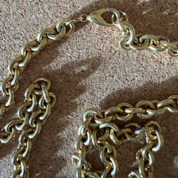 HEART OF GOLD. Hammered goldtone heart on goldtone link chain - Picture 10 of 11